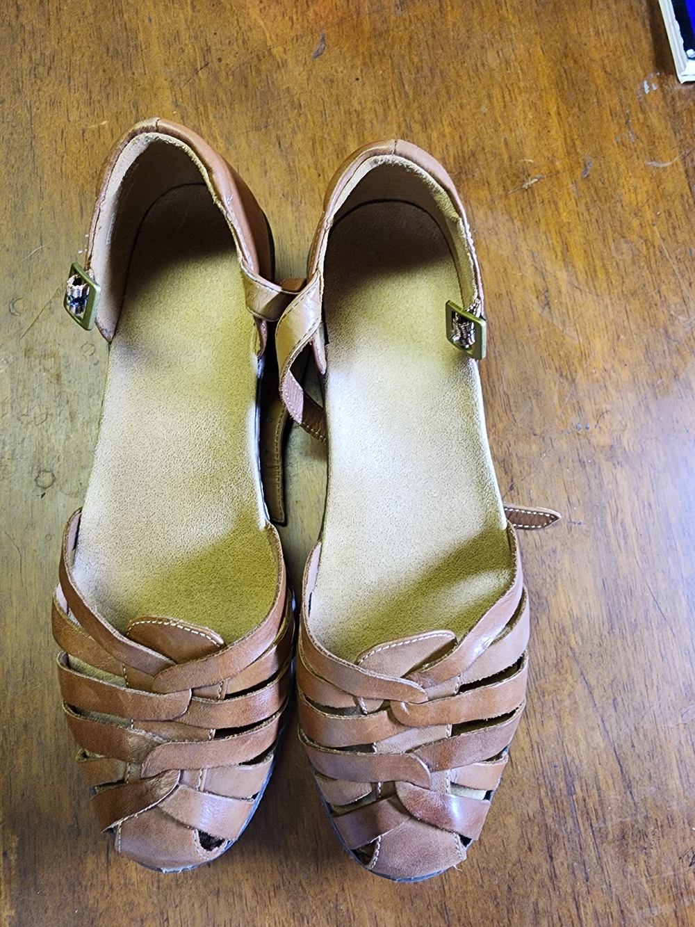 Clark Wendy Land Women’s Tan Woven Leather Sandals 8.5
